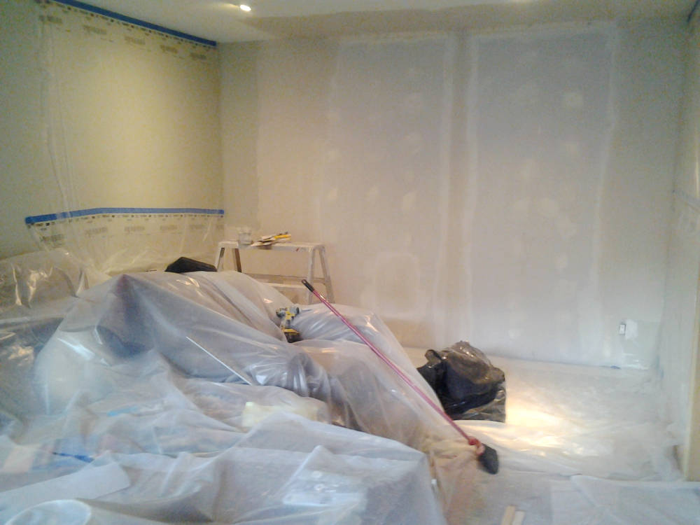 showing a wall and a ceiling where the drywall taping is done